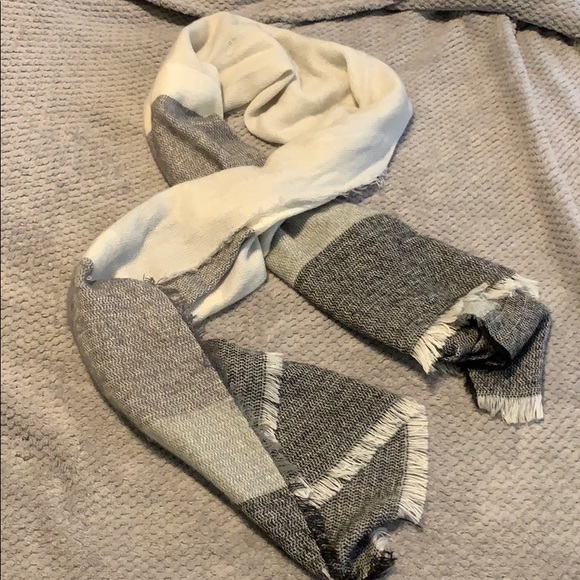 Soft extra long scarf - Picture 4 of 5